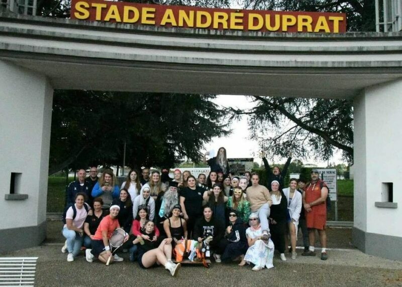 INSOLITE: LE BUS OUBLIE LES JOUEUSES DEVANT LE STADE DE NERAC