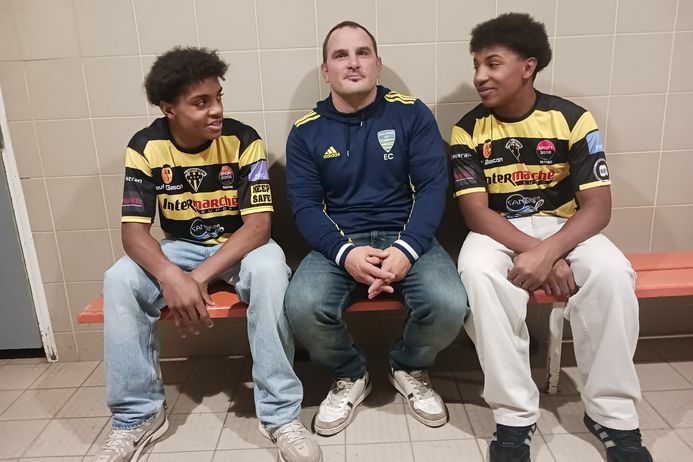 SES FRERES JUMEAUX QUI S'ECLATENT SUR LE TERRAIN