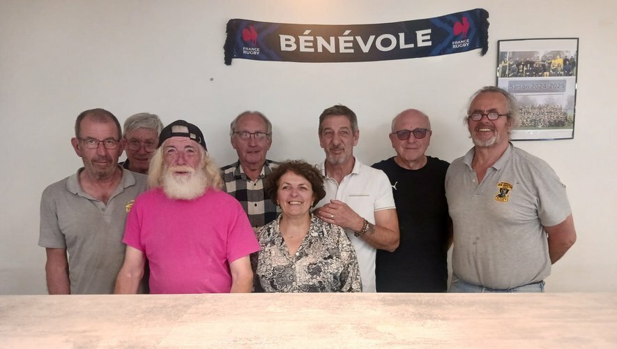 DERRIERE LES JOUEURS ON TROUVE UNE EQUIPE DE BENEVOLES