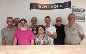 DERRIERE LES JOUEURS ON TROUVE UNE EQUIPE DE BENEVOLES