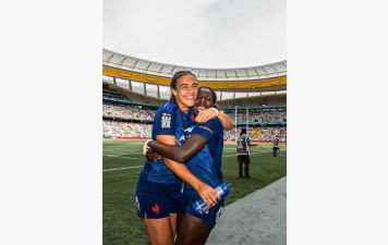 UNE NERACAISE BRILLE SOUS LE MAILLOT BLEU