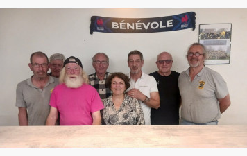 DERRIERE LES JOUEURS ON TROUVE UNE EQUIPE DE BENEVOLES